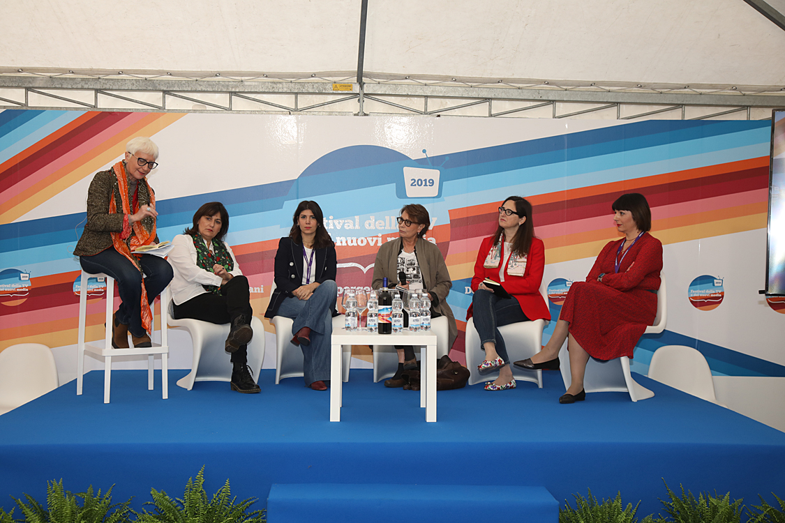 Festival della TV e dei Nuovi Media 2019_099.jpg - Il Ruolo della donna nel mondo dei media: contenuti, rappresentanza e stereotipi La responsabilizzazione dei produttori televisivi, degli editori e, più in generale, di chi lavora nell’industria dei media  deve concorrere ad affrontare i problemi degli stereotipi al femminile per una rinascita  sociale della donna grazie alla grande potenza comunicativa dei media.In collaborazione con Women in Film, Tv & Media Italia Giulia Blasi, Mussi Bollini, Daniela Collu, Astrid De Berardinis, Simona Ercolani, Raffaella Masoero con Alessandra Comazzi